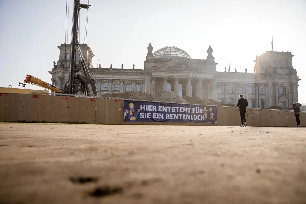 Guerilla-PR zur Rente vor dem Reichstag in Berlin