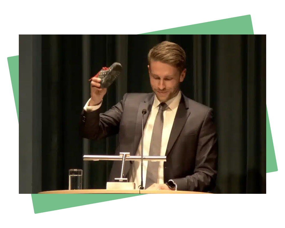 Dennis Eberle bei der entscheidenden Rede mit Kinderschuhen