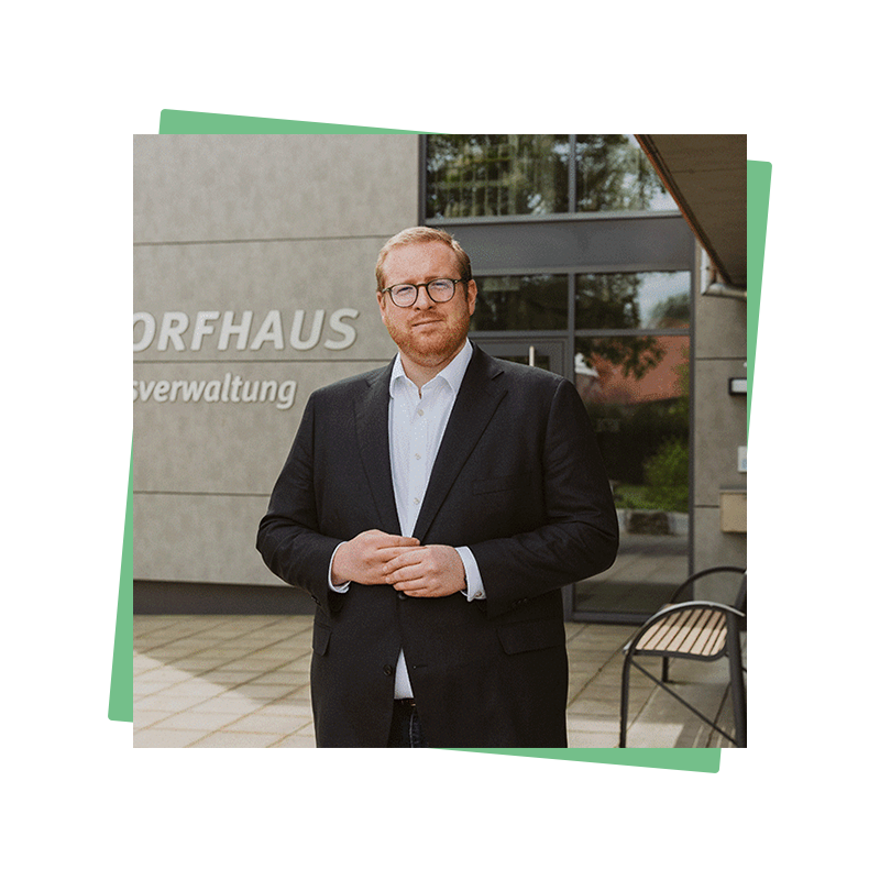 Der neue Bürgermeister vor dem Rathaus