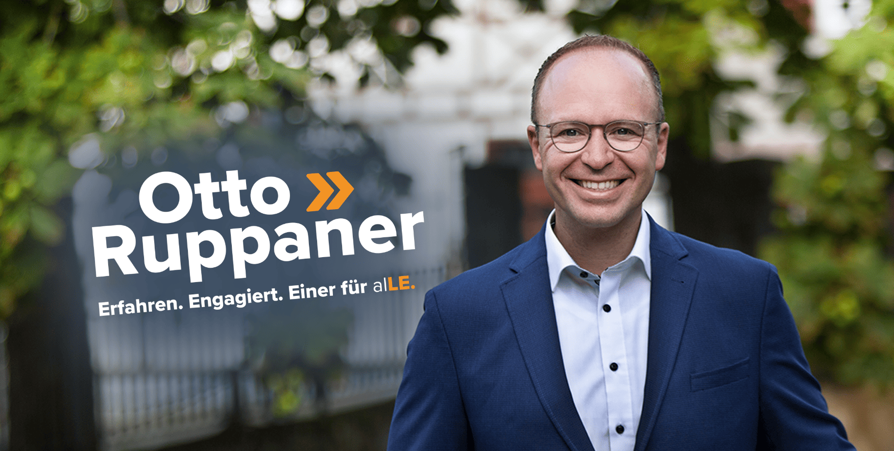Kampagnendesign mit Dunkelblau und Orange als Akzentfarbe.