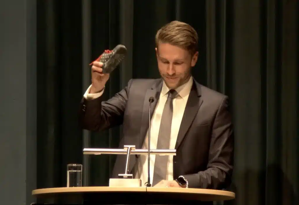 Kandidatenvorstellung in der Stadthalle mit den Kinderschuhen von Dennis Eberle.