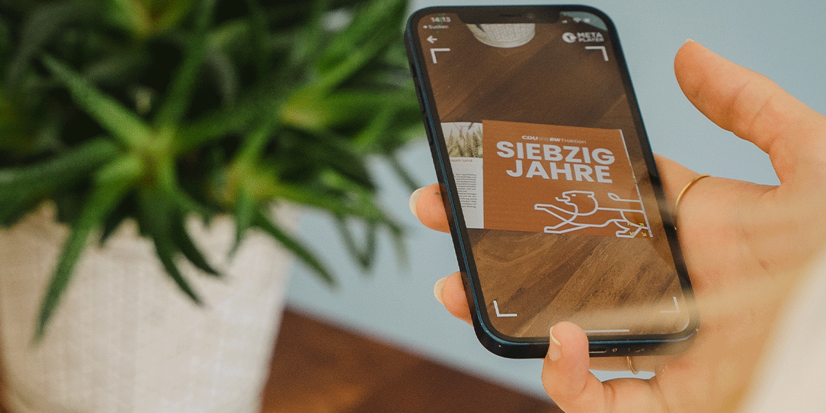 Die AR-App im Einsatz: Seiten scannen, Zeitzeugen erleben.